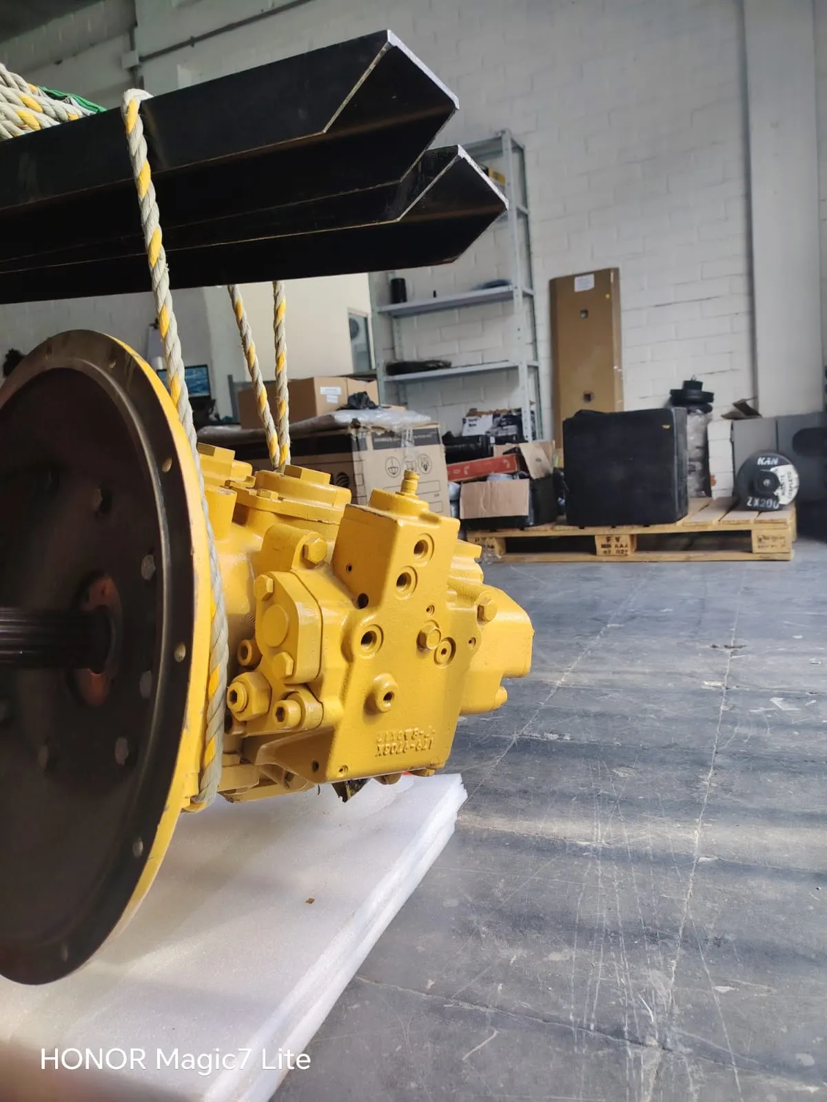 Bomba hidráulica Caterpillar 320 remanufacturada, detalle del eje estriado y brida de acople