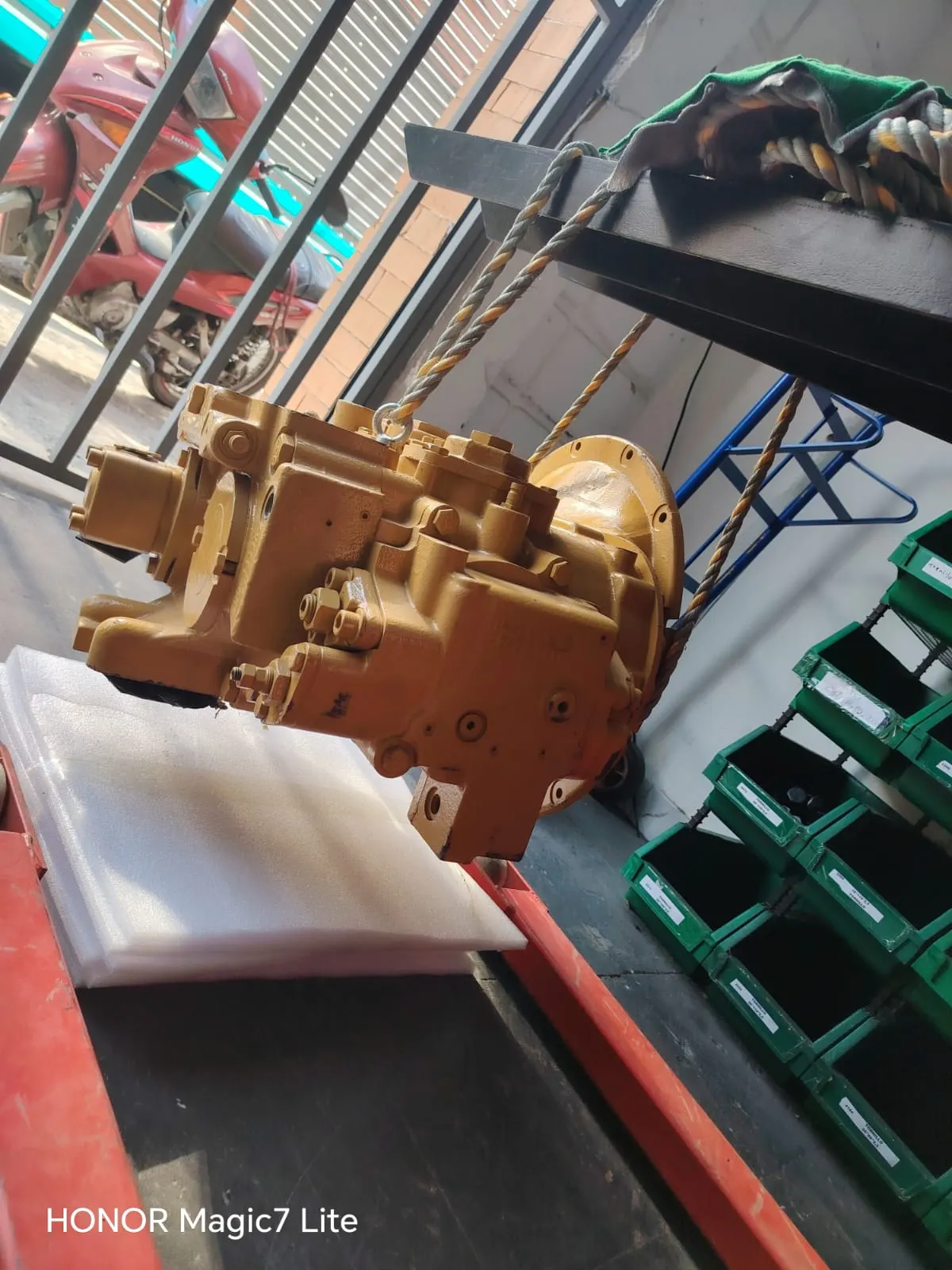 Bomba hidráulica Caterpillar 320 remanufacturada suspendida en el taller de Energiminas en Cali