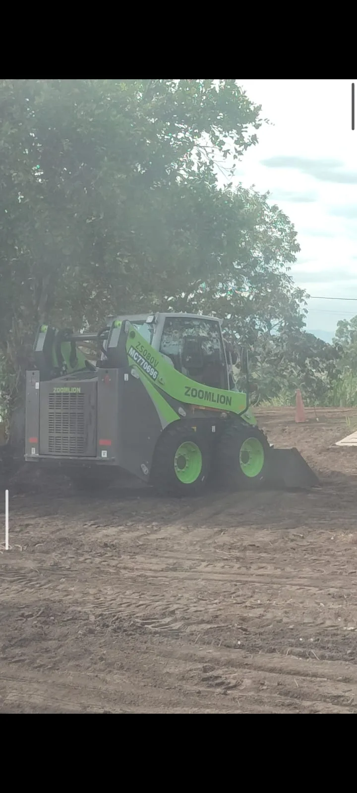 Minicargador Zoomlion ZS080V real en obra — foto de cliente, referencia de modelo Minicargador Zoomlion ZS080V real en obra — foto de cliente, referencia de modelo